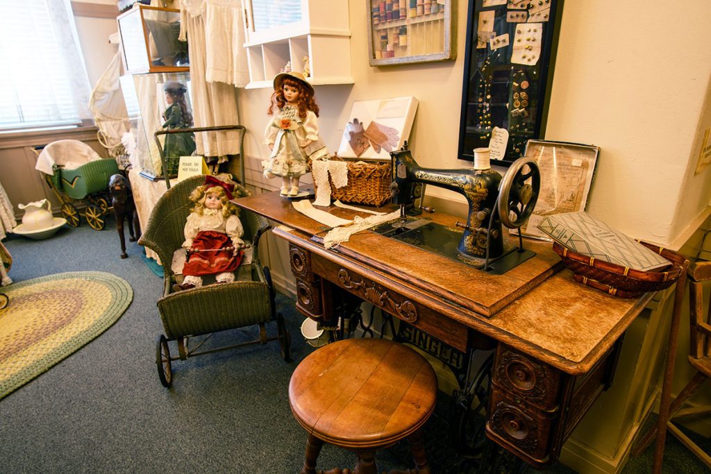 An old sewing machine and dolls